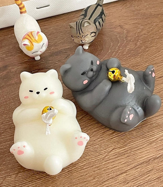 Fat cat candle with bell